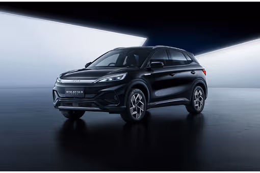 byd atto 3 front angle low view 588776