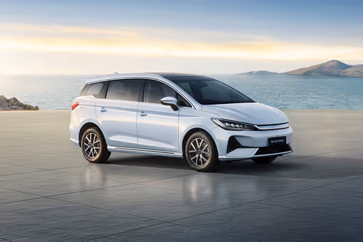 byd m6 front angle low view 779791