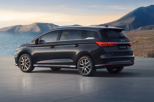 byd m6 rear cross side view 325727